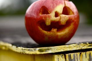 Halloween quick and dirty - Roter Apfel mit Jack-O-Laterne-Gesicht