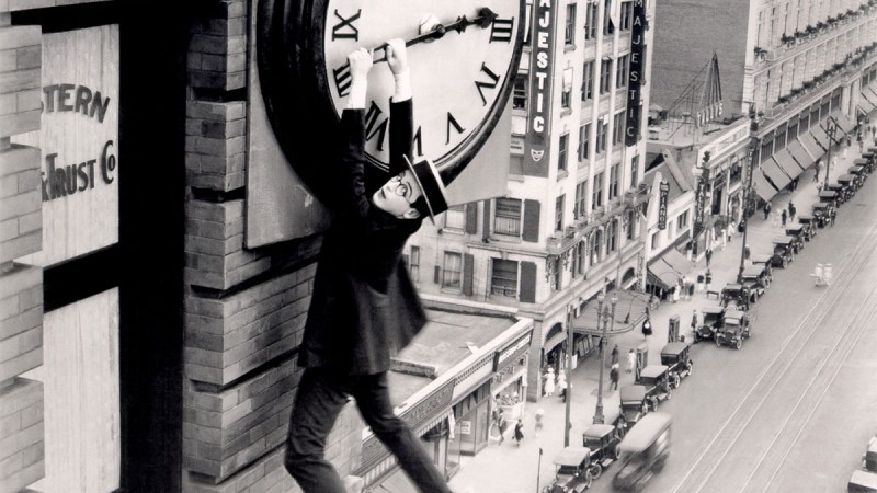 Was man mit der geschenkten Zeit anfangen kann - Filmszene aus Safety Last mit Harold Lloyd am Zeiger einer riesigen Uhr hängend